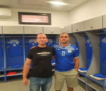 שער חשוב. איליי חן לצד סוכנו, עוה