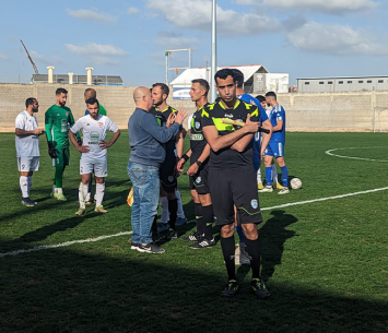 שחקני הקבוצות מחכים למשטרה (וואסים מואסי)