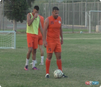 מעדיף לדבר במגרש. הקפטן איתן אהרון, הנמנה על ראשי המועדון (יורם מורג) 