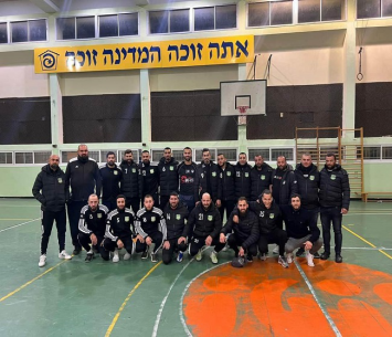 גם כשהתאמנו באולם, ניצחו על הדשא. שחקני מכבי אבו סנאן (צילום מטעם המועדון)