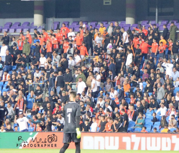 האמוציות עלו ביוקר. אוהדי כפר שלם (בן מלניק)