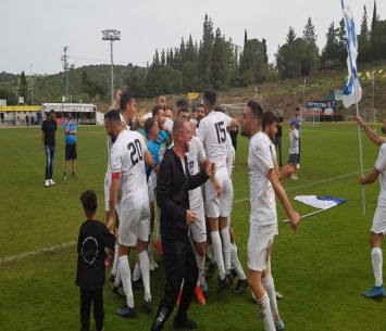 ניצחון דרמטי. שחקני כרמיאל בסיום (מדיה הפועל עירוני כרמיאל)