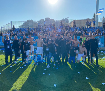 וי על המטרה. שחקני ואוהדי שפרעם חוגגים אתמול (דוניא גנטוס)