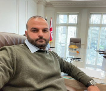 עלה לדשא. סרסור