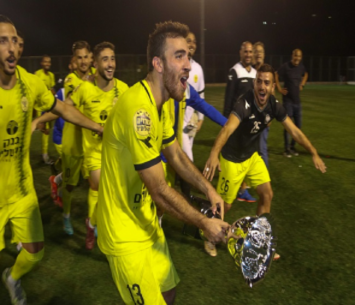 עונה מתוקה. שחקני נורדיה חוגגים את הזכייה בגביע המחוז (גלעד אימס)