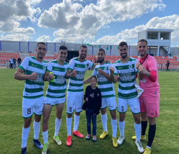 עשו את העבודה. שחקני כפר כנא חוגגים (דוניא גנטוס)