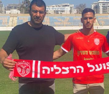 עונה אדירה. שלו סמרלי במעמד החתימה לצידו של המנכ