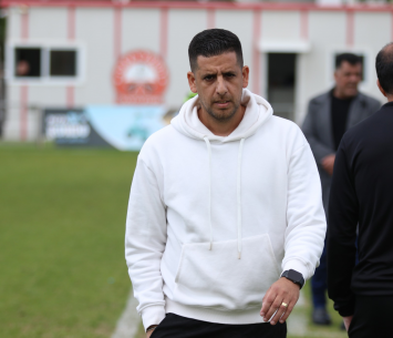 כמו אחיו אלעד, גם הוא רוצה לעלות. עידן בראון (דאפר מאחמיד)