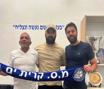 ממשיך את המסע. לוי לצד המנכל והנשיא