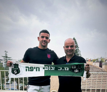 טופורק במעמד החתימה לצידו של דורון בן דור