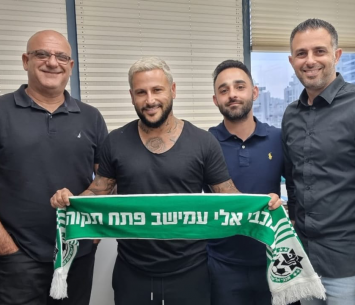 בוזגלו במעמד החתימה