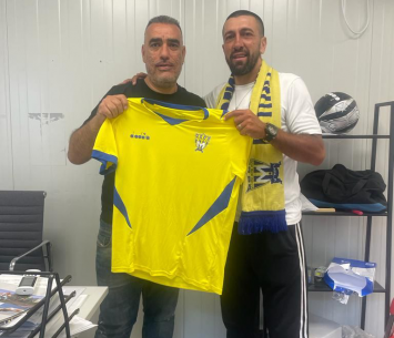 עזרא במעמד החתימה