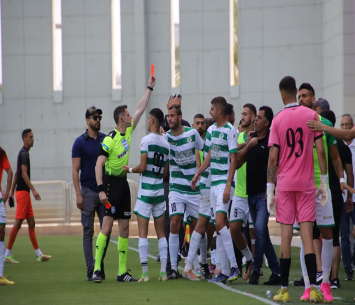 משחק סוער. השופט שולף כרטיס אדום להישאם זועבי (דאפר מאחמיד)