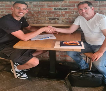 גל נבון במעמד החתימה עם המנכ