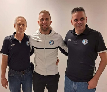 טוב להם ביחד. חוליו סזאר לצד בעלי הקבוצה, מיקי ביתן ואריה קלמנזון (מדיה עירוני טבריה)