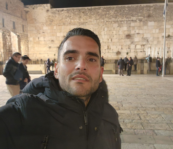 עזב סופית. מני סויסה (שקד מורג)