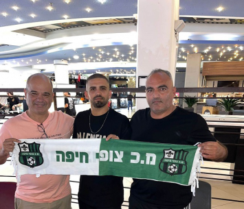 זינו במעמד החתימה, לצידם של חנא פרהוד ודורון בן דור