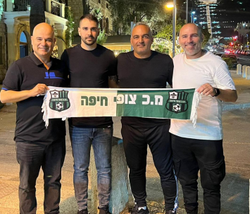 אזולאי במעמד החתימה