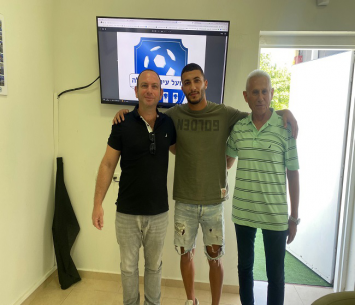 חוזר צפונה. עמית מור לצידו של סוכנו, עוה