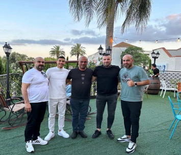 נואף בזיע במעמד החתימה עם ראשי הקבוצה והמאמן, אדהם האדיה