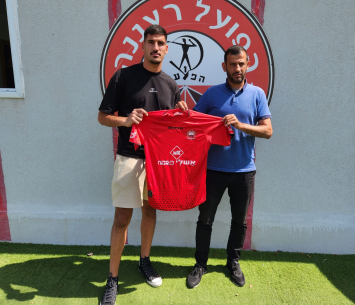 עמית סרוסי במעמד החתימה לצד סוכנו, משה גולדנברג