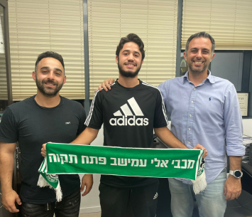 ג'בארה במעמד החתימה