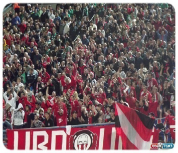 יעודדו אותם גם העונה. אוהדי הפועל ר