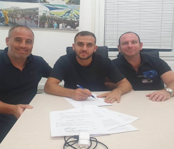 טוב להם ביחד. איליי חן במעמד החתימה לצד שי מאור ושי אבני