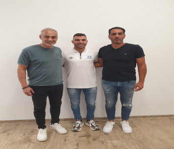 נשאר בלאומית. דאבור לצידם של אפי סופר ואיציק טוויזר - מנהלה המקצועי של עכו