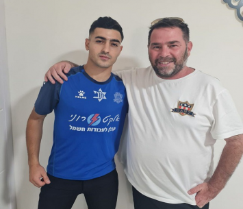 בסוף הוא חוגג עליה. אנאס נסאר לצד סוכנו, עידו קרן 