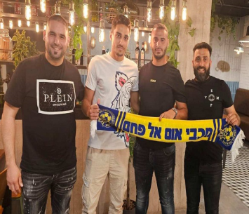 בשיר בהג'ת במעמד החתימה עם ראשי אום אל פאחם