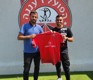 אגברייה במעמד החתימה