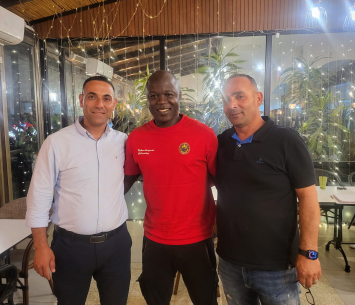 דורבור במעמד החתימה