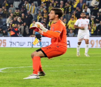 נשאר בכפר קאסם. השוער יונתן עוזר (בן מלניק)