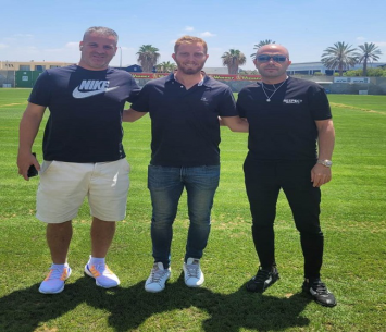 עובר לכתום. בן כואז במעמד החתימה לצד סוכנו - אורן יחזקאל ולצד יו