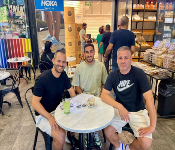 יוצא לדרך חדשה. גיא אביב לצידם של סוכנו - אורן יחזקאל והמנהל המקצועי - גילי ורמוט