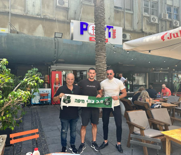 ברנשטיין במעמד החתימה