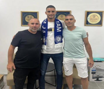 באסל טאהא במעמד החתימה לצד נציגו, מומו ניסטל, ולצד המאמן אורן פלאש