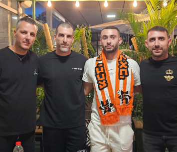 זנו במעמד החתימה