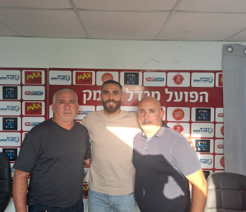 חלוצה החדש של מגדל העמק במעמד החתימה