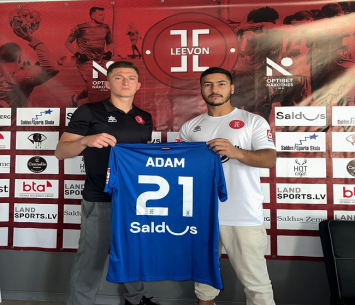 תופס אירופה. אדהם אבו ג'נב במעמד החתימה