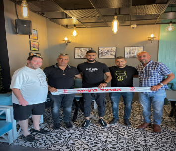 יוצא לדרך חדשה. מוחמד מאחמיד במעמד החתימה