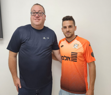 עגייב במעמד החתימה לצד סוכנו, גיא וייס