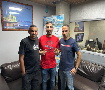 מחאג'נה במעמד החתימה