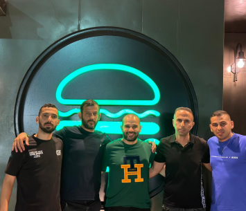 אדרי במעמד החתימה