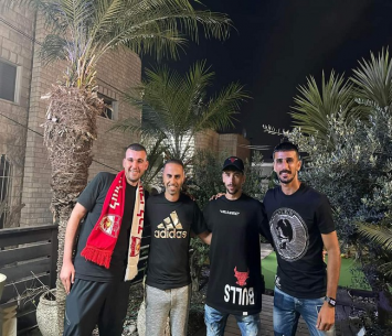 ווהיב (שני מימין) לאחר החתימה (מ.ס. טירה)