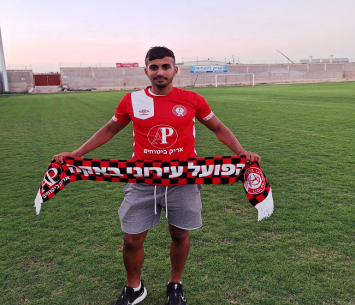 מצא בית חם. עידן בנימין במדי הפועל באקה אל גרביה