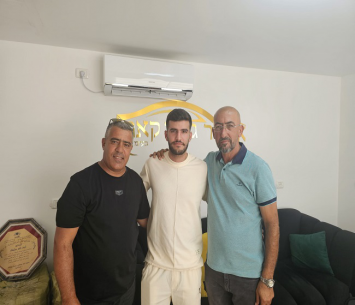 אין כמו בבית. עבד חמודה במעמד החתימה