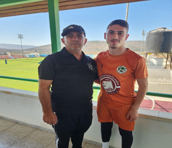 ממשיך בכפר כנא. תומר כהן במעמד החתימה