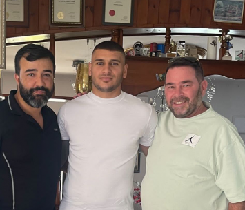 ממשיכים ביחד. מוחמד אבו עומרי במעמד החתימה